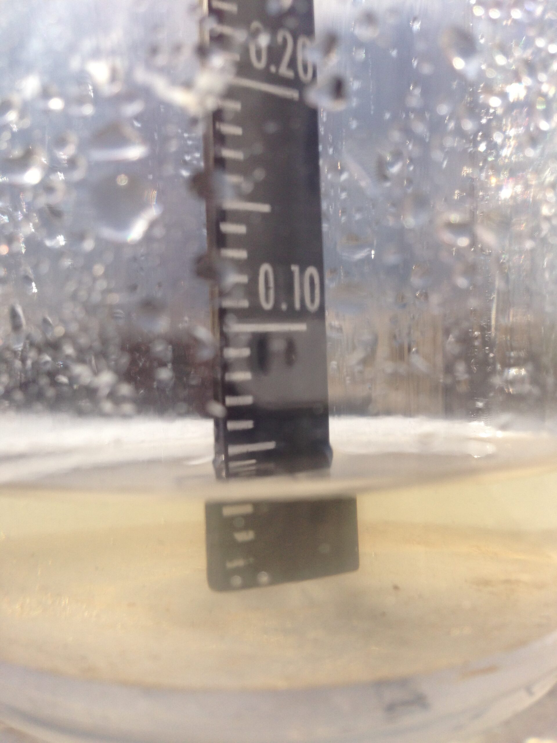 美國國家氣象局標準雨量計的集水管與英吋刻度量尺近照